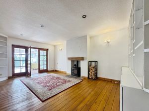 Lounge- click for photo gallery